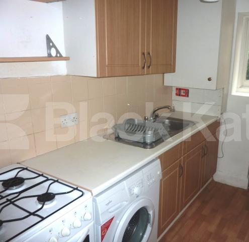 			HUGE ONE BED!, 1 Bedroom, 1 bath, 1 reception Flat			 St Augustines Road, CAMDEN SQUARE 